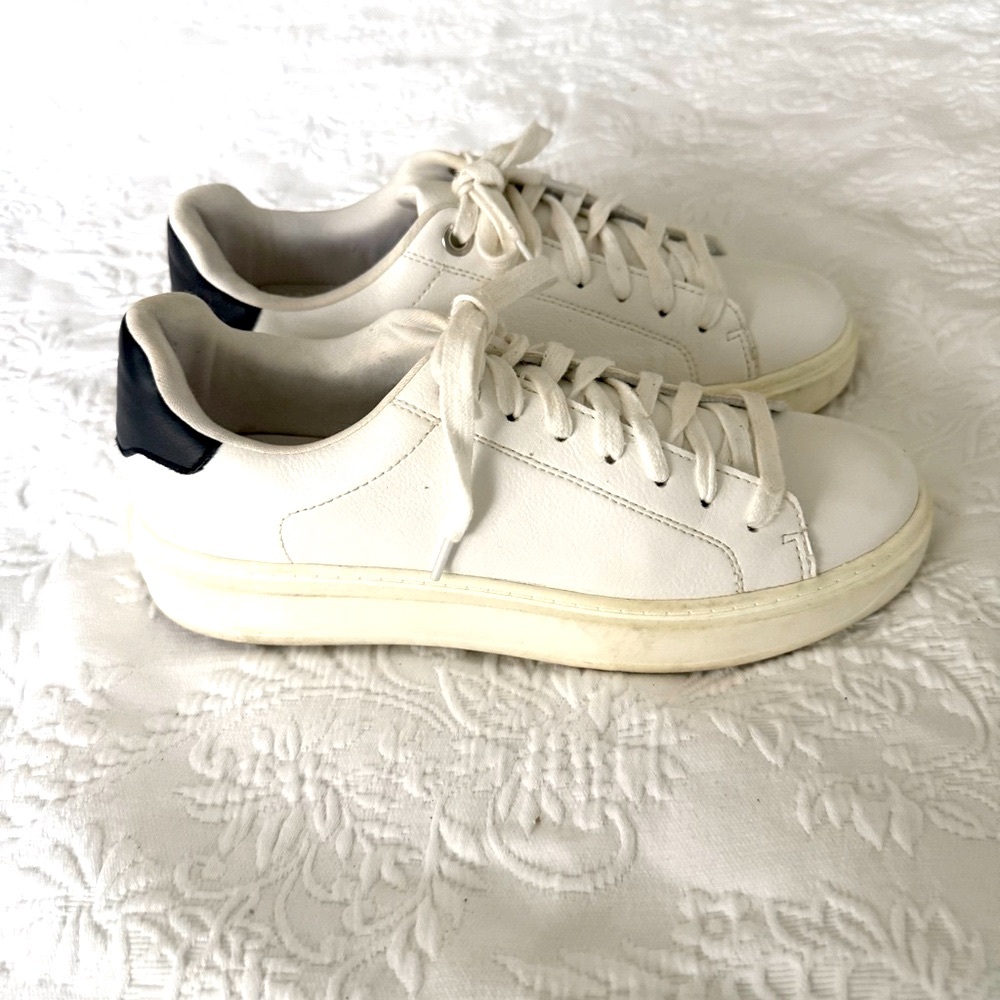 STEVE MADDEN Catcher White Faux Leather Sneakers. Size 9 - Picture 4 of 9